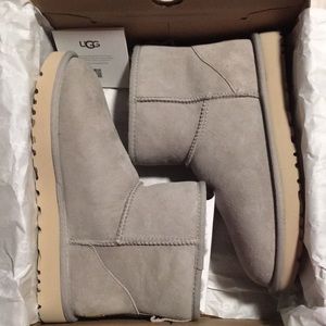 NIB Giftable - UGG Classic Mini II